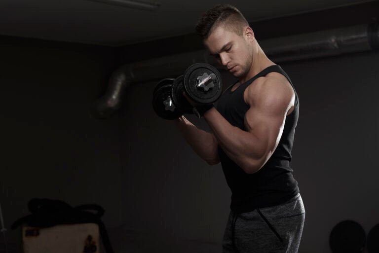 Registro y Análisis de Entrenamientos​ un chico con ropoa deportiva haciendo deporte en un gym