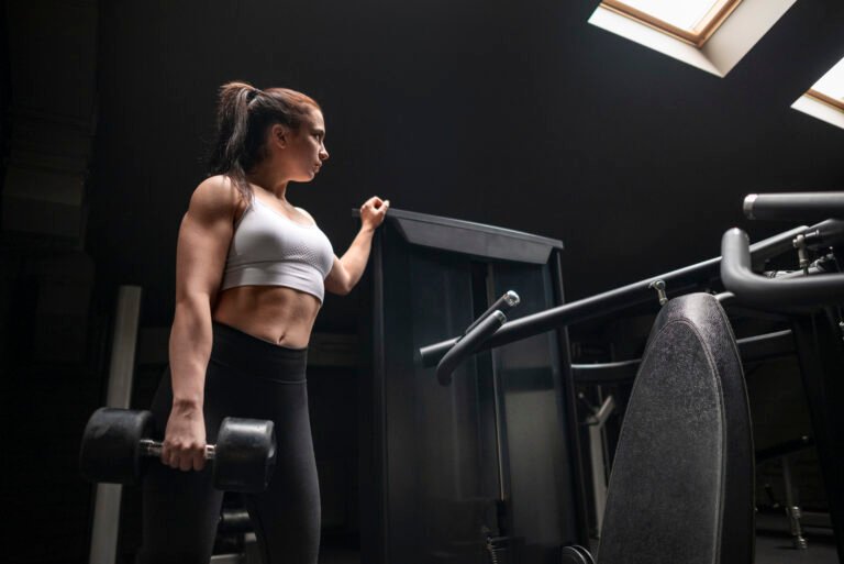 Registro y Análisis de Entrenamientos​ una chica en un gym haciendo deporte con ropa deportiva